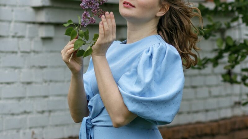 Robe Bleu Marine : avec Quelle Veste la Porter à un Mariage ?