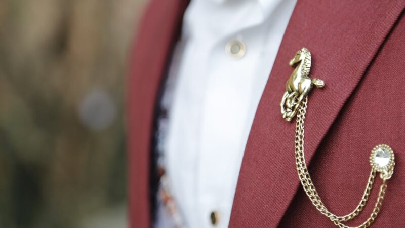 Comment porter des broches et pins pour personnaliser vos tenues