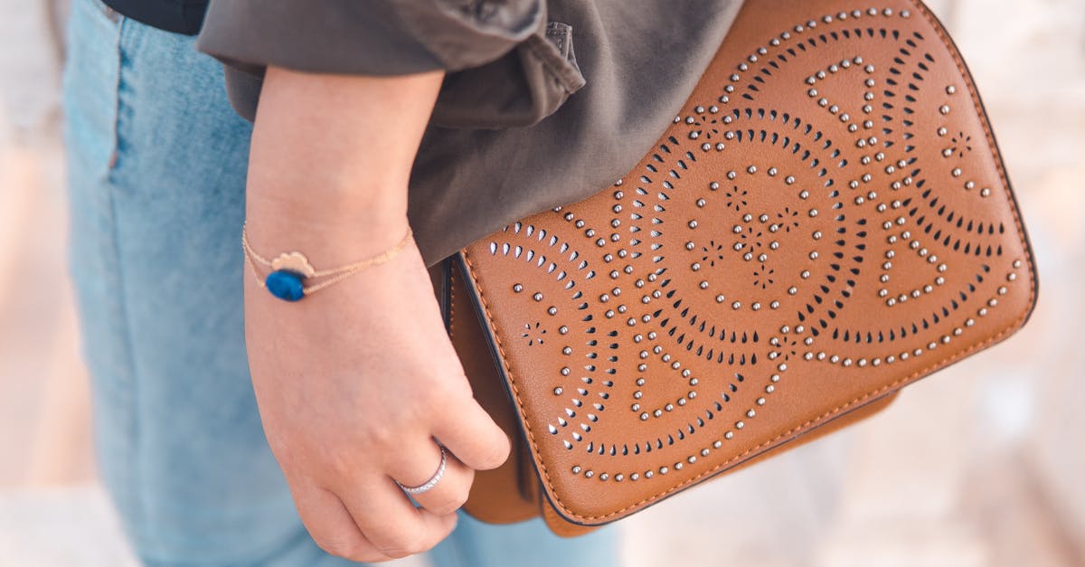 découvrez notre vaste sélection d'accessoires tendance pour compléter votre look. des bijoux élégants aux sacs pratiques, trouvez les pièces parfaites qui ajouteront une touche unique à votre style. explorez notre collection dès maintenant !