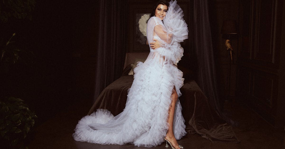 découvrez notre collection élégante de vêtements de soirée, parfaite pour toutes vos occasions spéciales. des robes sophistiquées aux costumes chic, trouvez le look idéal pour briller lors de vos événements nocturnes.