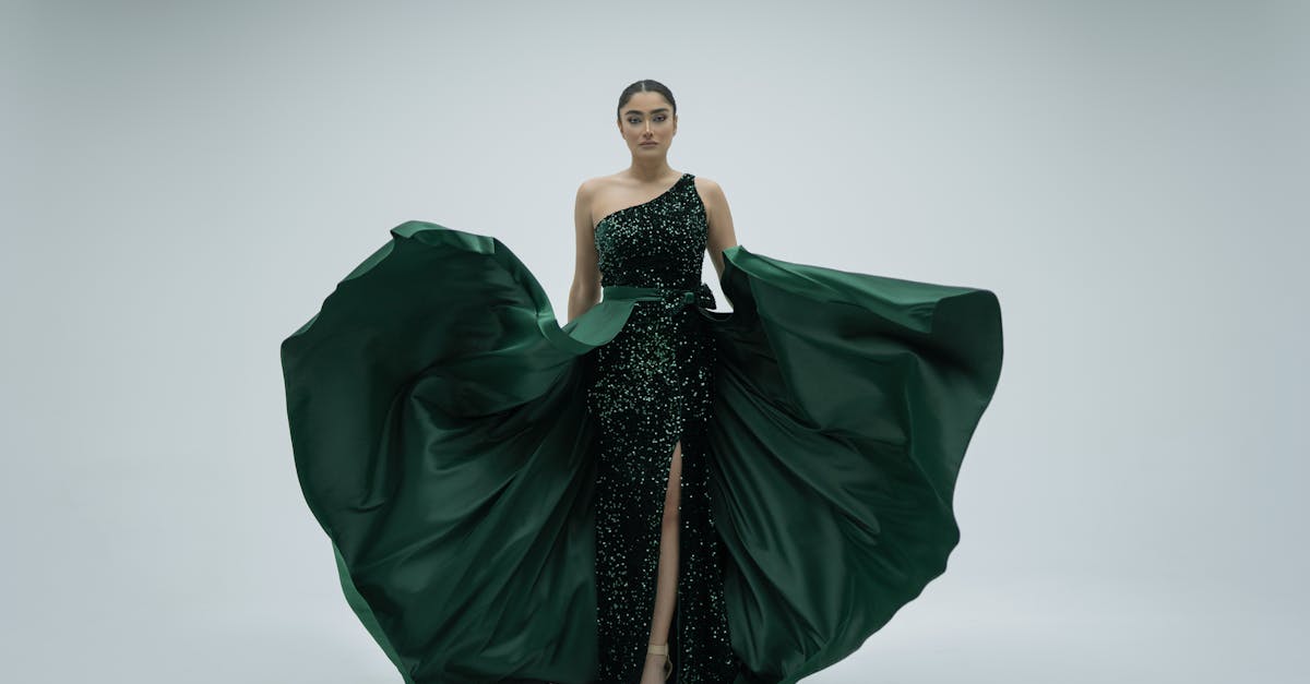 découvrez notre collection élégante de vêtements de soirée. parfaite pour toutes vos occasions spéciales, notre gamme inclut des robes raffinées, des costumes stylés et des accessoires chics pour vous assurer de briller lors de vos soirées.