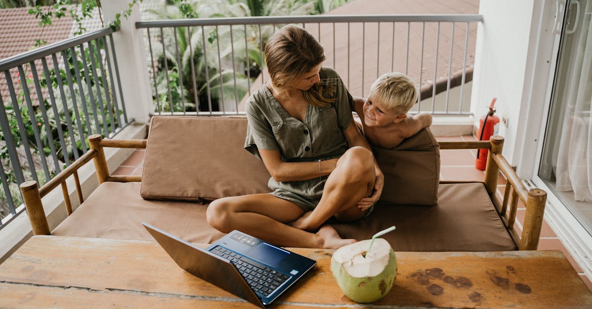 découvrez comment aménager votre espace de travail à domicile pour favoriser la productivité et le confort. astuces, tendances et conseils pratiques pour un bureau à la maison idéal.