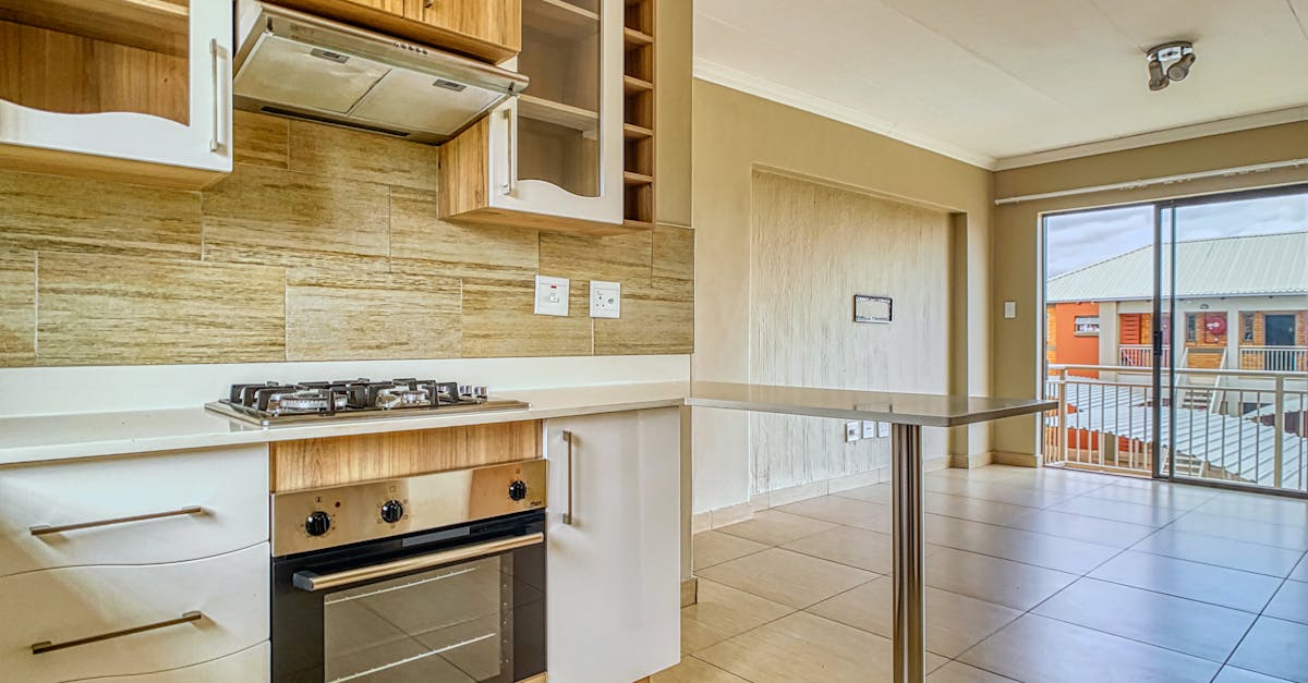 découvrez l'harmonie d'un espace de vie ouvert, où confort et modernité se rencontrent. profitez d'une ambiance chaleureuse et accueillante, idéale pour les moments en famille ou entre amis. transformez votre intérieur avec des concepts de décoration qui mettent en valeur la lumière naturelle et la fluidité entre les différents espaces.