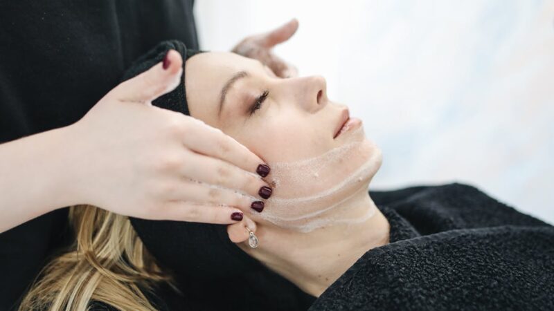 Les erreurs beauté à éviter pour préserver l’éclat de votre peau