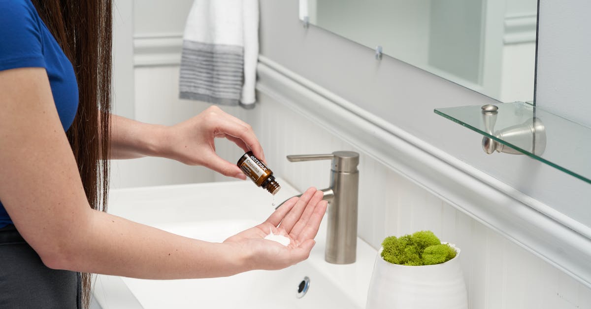 découvrez notre routine de soin de la peau du soir pour une peau éclatante et revitalisée. apprenez à adopter des étapes simples et efficaces pour hydrater, réparer et préparer votre épiderme à affronter le lendemain. transformez votre rituel de beauté nocturne en un moment de détente et de soin indispensable.