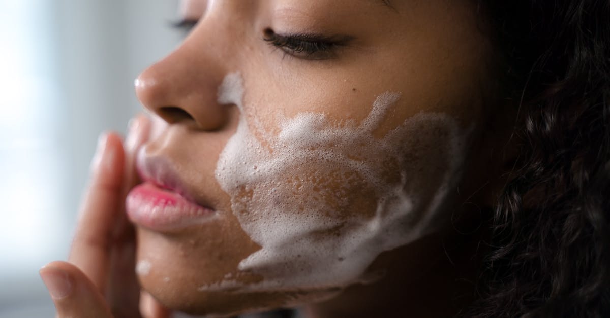 découvrez notre routine de soins du soir pour une peau radieuse et éclatante. apprenez des astuces simples pour hydrater, réparer et préparer votre visage avant la nuit, tout en ciblant vos besoins spécifiques. transformez votre rituel nocturne en un moment de détente et de beauté.