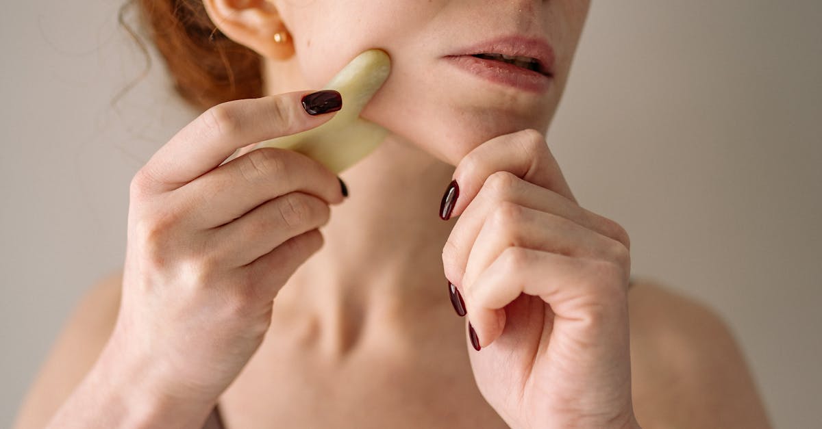 découvrez notre routine de soins de la peau du soir pour apaiser, hydrater et revitaliser votre visage avant de dormir. adoptez des étapes simples et efficaces pour une peau radieuse et reposée au réveil.