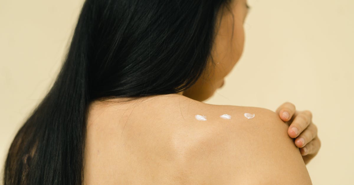 découvrez notre routine de soins de la peau du soir pour revitaliser et rajeunir votre teint. apprenez les étapes essentielles pour une peau éclatante de santé au réveil, comprenant le nettoyage, l'hydratation et les traitements ciblés.