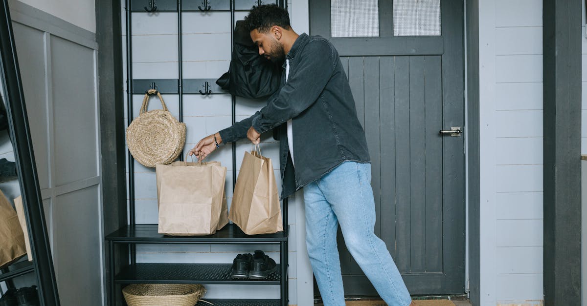découvrez comment organiser efficacement la garde-robe des hommes avec des astuces pratiques et des conseils de style. transformez votre espace en un lieu fonctionnel et élégant, tout en mettant en valeur vos vêtements préférés.