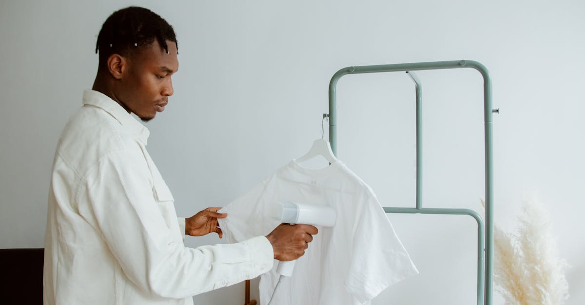 découvrez comment organiser la garde-robe des hommes de manière efficace et stylée. trouvez des astuces pour optimiser l'espace, choisir les bons vêtements et créer un style personnel qui facilite le quotidien.
