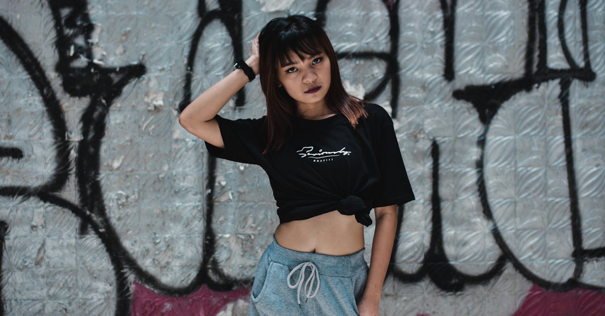 découvrez l'univers du streetwear, entre style urbain et confort, alliant mode et culture contemporaine. explorez les tendances, les marques incontournables et les conseils pour adopter ce look unique qui défie les conventions.