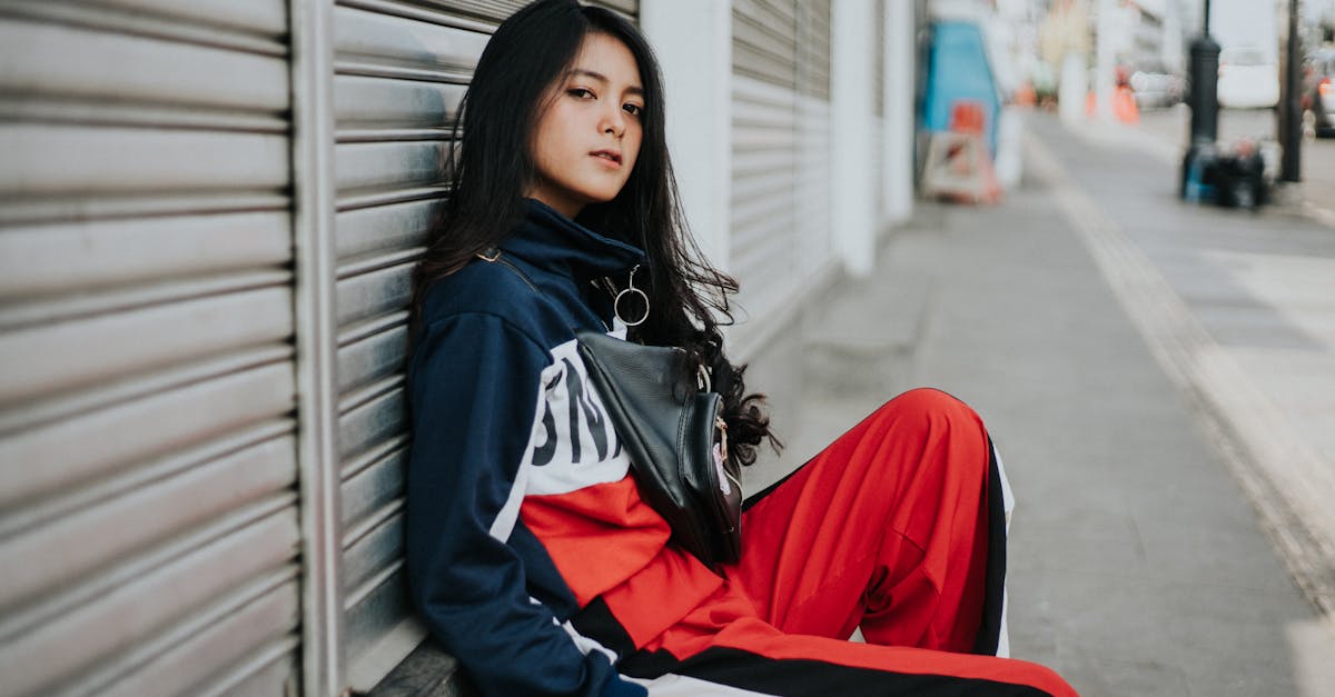 découvrez l'univers du streetwear, où style urbain et confort se rencontrent. explorez les dernières tendances, des vêtements audacieux aux accessoires incontournables, et exprimez votre personnalité à travers des looks uniques qui capturent l'essence de la culture de la rue.