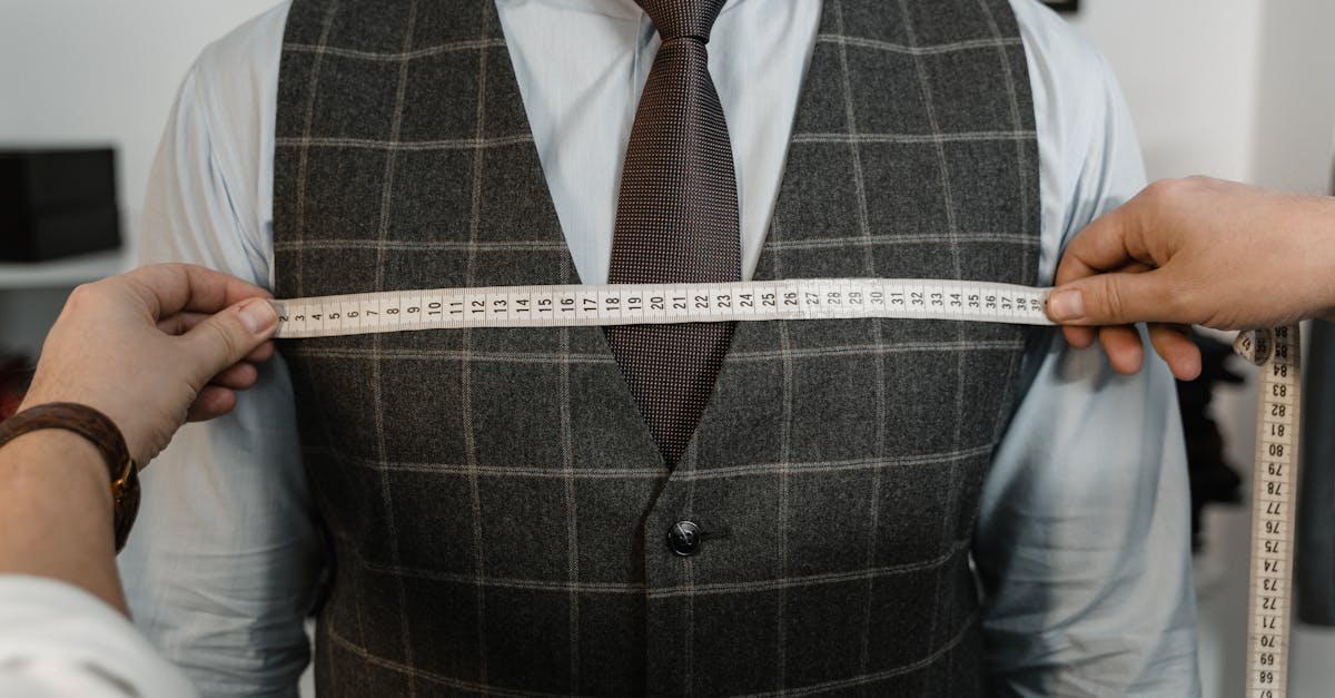 découvrez nos astuces incontournables pour un ajustement parfait des costumes. apprenez comment choisir la bonne taille, adapter votre style à votre morphologie et accentuer vos atouts pour une allure impeccable en toute occasion.