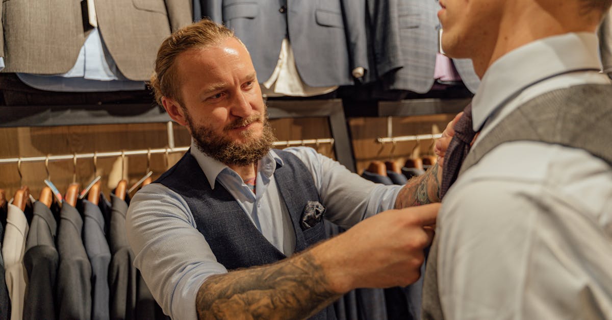 découvrez nos conseils essentiels pour bien ajuster votre costume. apprenez à choisir la coupe parfaite, les tissus adaptés et les détails à ne pas négliger pour un look élégant et intemporel.