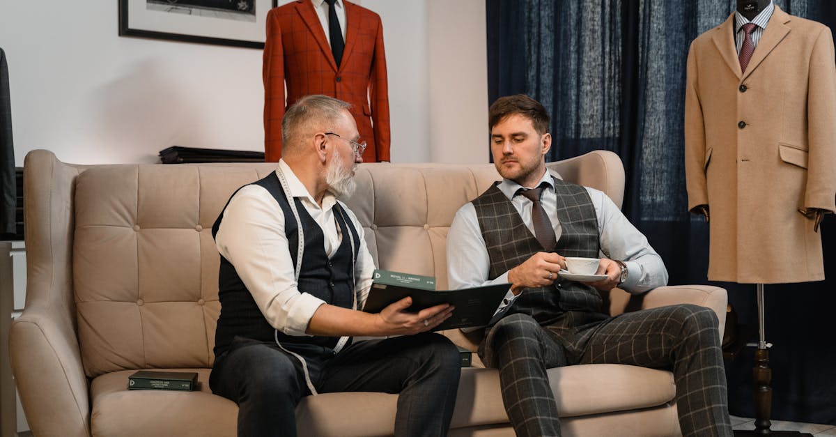 découvrez nos conseils pratiques pour un ajustement parfait de votre costume. apprenez à choisir la coupe qui mettra en valeur votre silhouette, à ajuster les manches et le pantalon, et à sélectionner les tissus qui correspondent à votre style. améliorez votre tenue avec nos astuces sur le fitting pour un look élégant et sophistiqué.