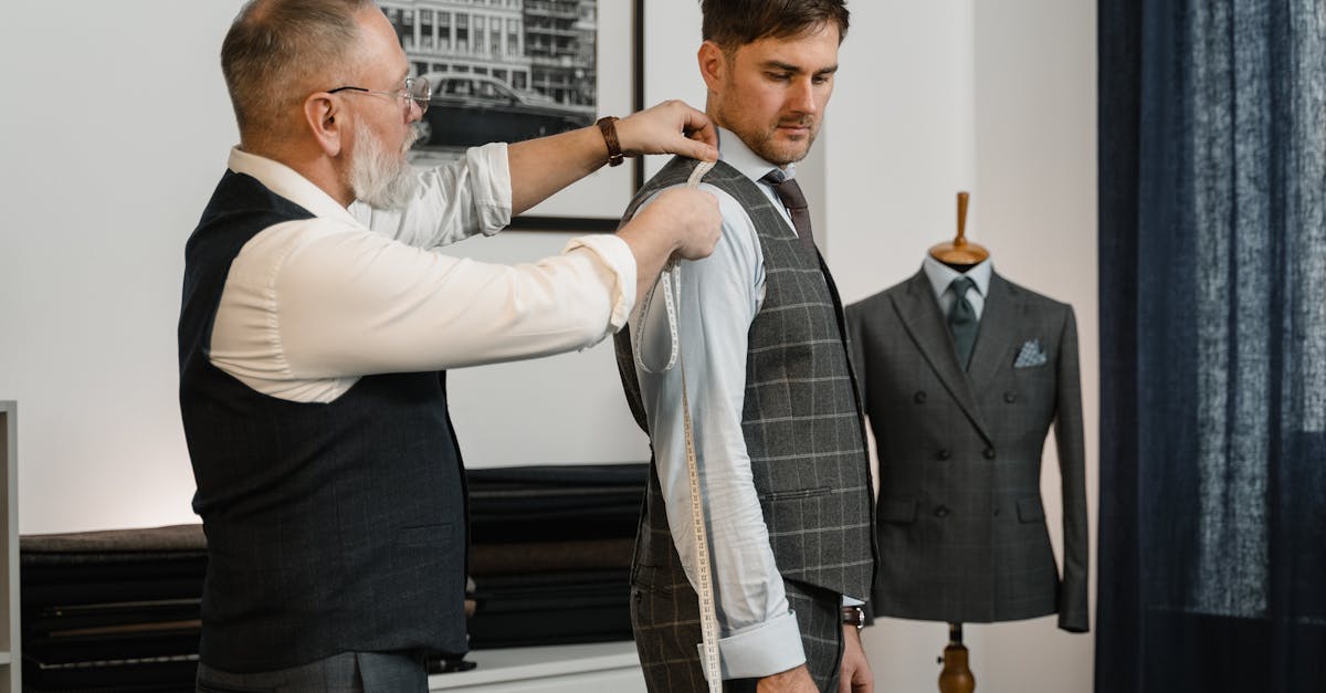 découvrez des conseils essentiels pour bien ajuster votre costume. apprenez à choisir la coupe parfaite, les tissus adaptés et les détails qui feront toute la différence pour un look élégant et professionnel.