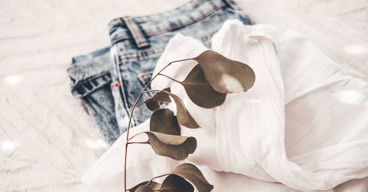 découvrez notre sélection d'indispensables de garde-robe : des pièces intemporelles et polyvalentes qui vous aideront à créer des tenues élégantes et confortables pour chaque occasion. trouvez votre style avec nos essentiels mode !