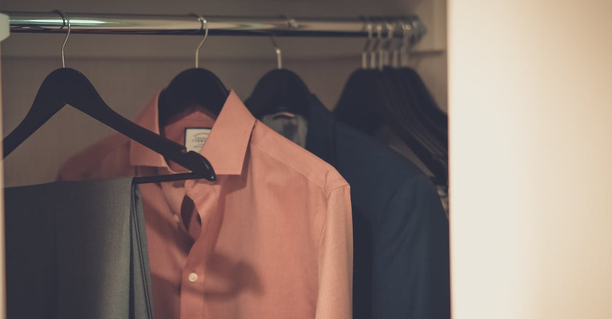 découvrez notre guide des essentiels de garderobe pour créer des tenues élégantes et intemporelles. apprenez comment combiner des pièces incontournables pour un style unique et adapté à toutes les occasions.