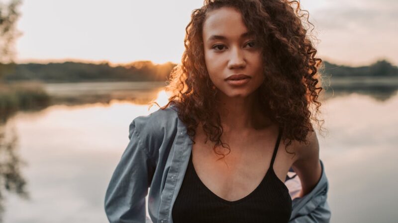 Les secrets pour un look de soirée féminin et glamour