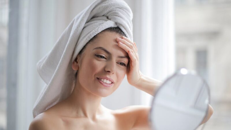 Sérums et crèmes : comment choisir le bon soin pour votre peau