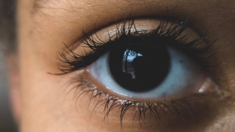 Soins du contour des yeux : techniques et produits phares