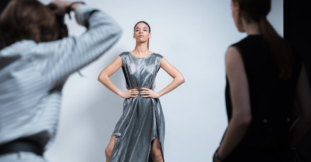 découvrez les dernières tendances de la mode qui redéfinissent le style cette saison. explorez les looks incontournables, les couleurs à la mode et les accessoires essentiels pour rester à la pointe de la fashion.